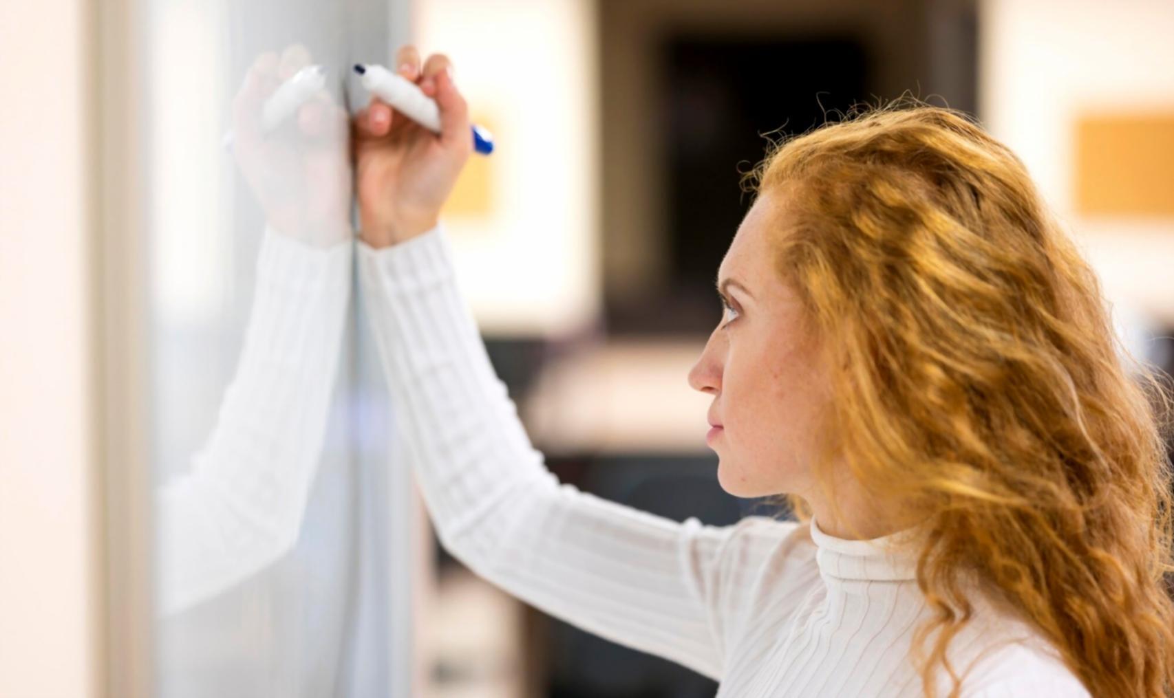 Ambiente di lavoro con dati finanziari e analisi