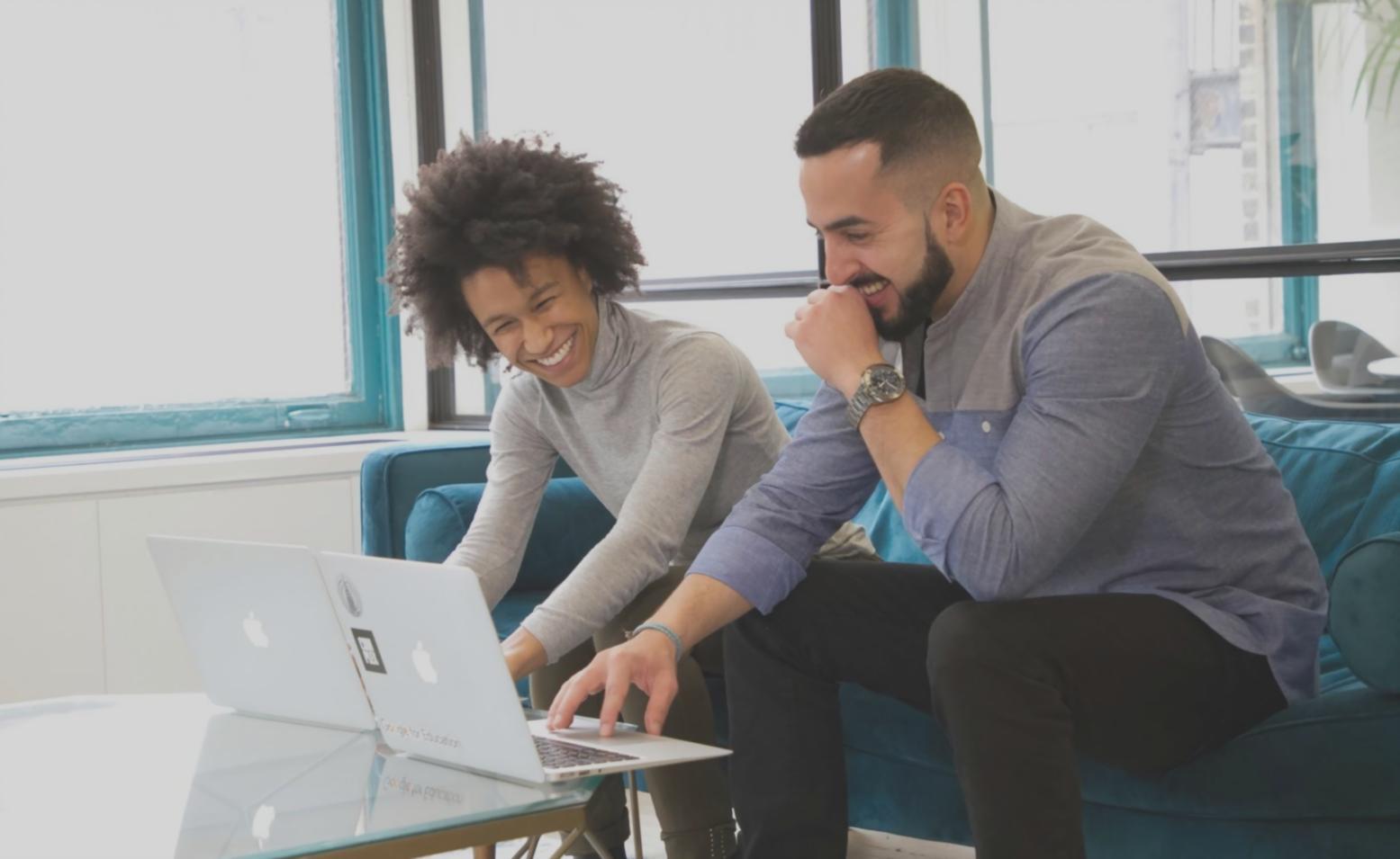 Analisi di dati finanziari con grafici e documenti su scrivania