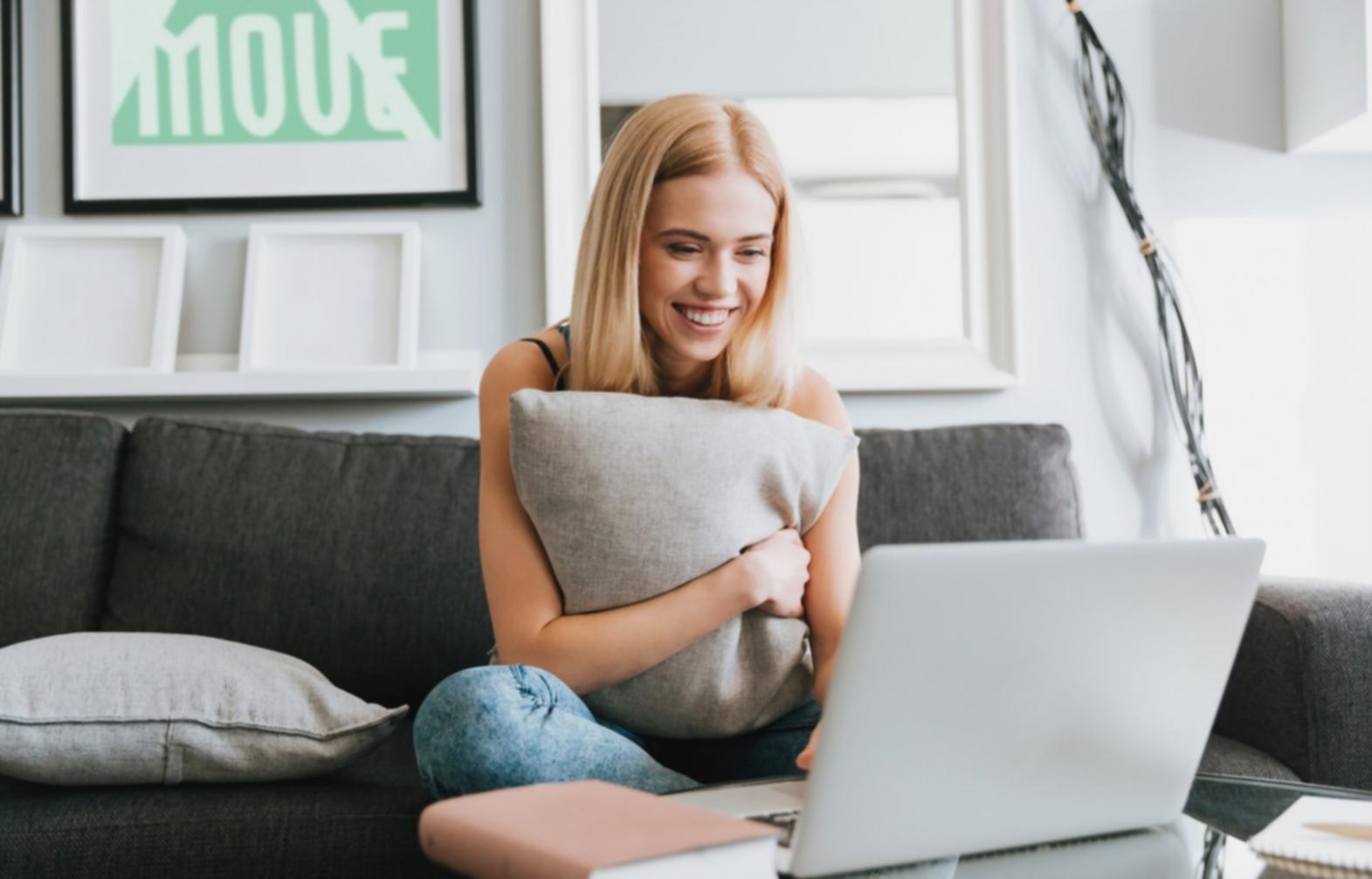 Professionista che analizza report finanziari su tablet e documenti cartacei